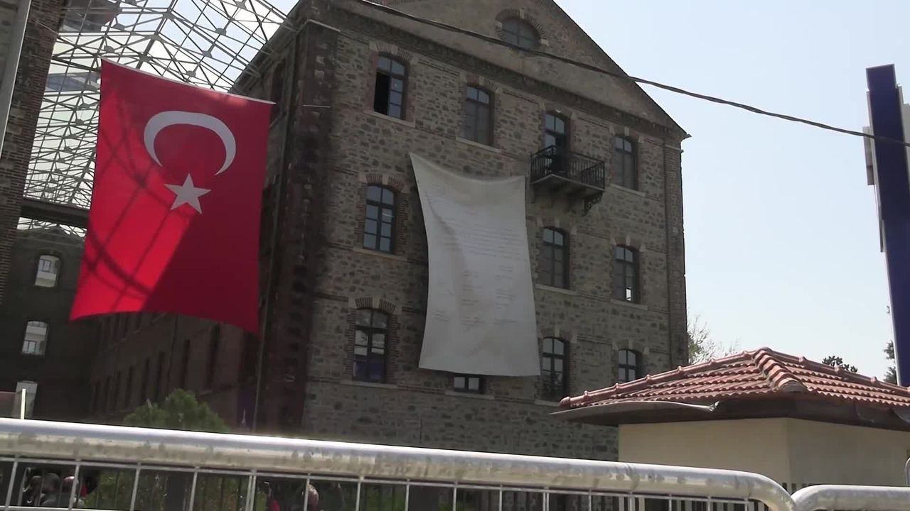 İzmir'de Meslek Fabrikası nöbeti... Polisten basın mensuplarına müdahale