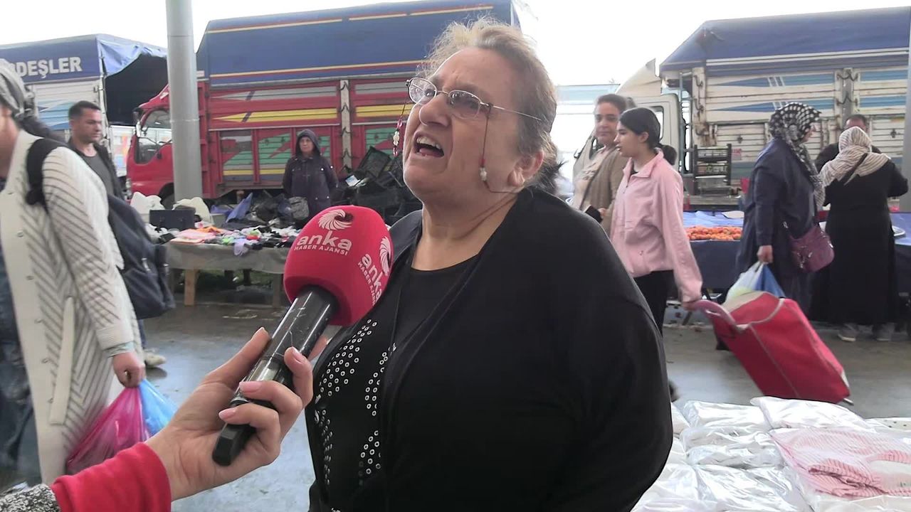 Bağcılar pazarında Rizeli vatandaşın pahalılık isyanı: Corona'dan ölmedik ama bu sıkıntıdan öleceğiz... Her şeye lafı geçiyor, 'Dur' diyor ama buna 'Dur' diyemiyor; neden acaba?
