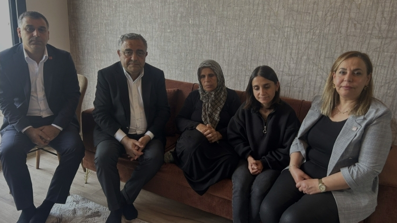 CHP'li Tanrıkulu, Anneler Günü dolayısıyla Rojin Kabaiş ve Gülistan Doku'nun annesini ziyaret etti