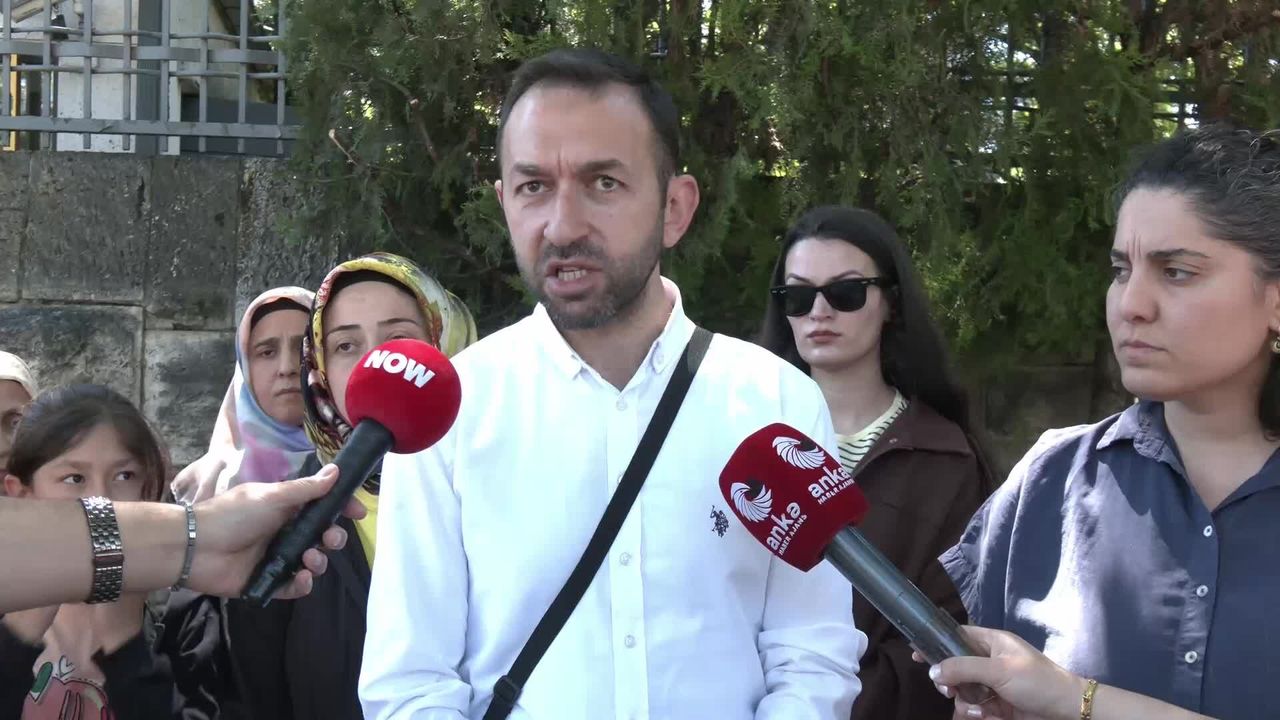 Mağdur öğretmenlerin aileleri, siyasetçilerle görüşmek üzere Meclis'te