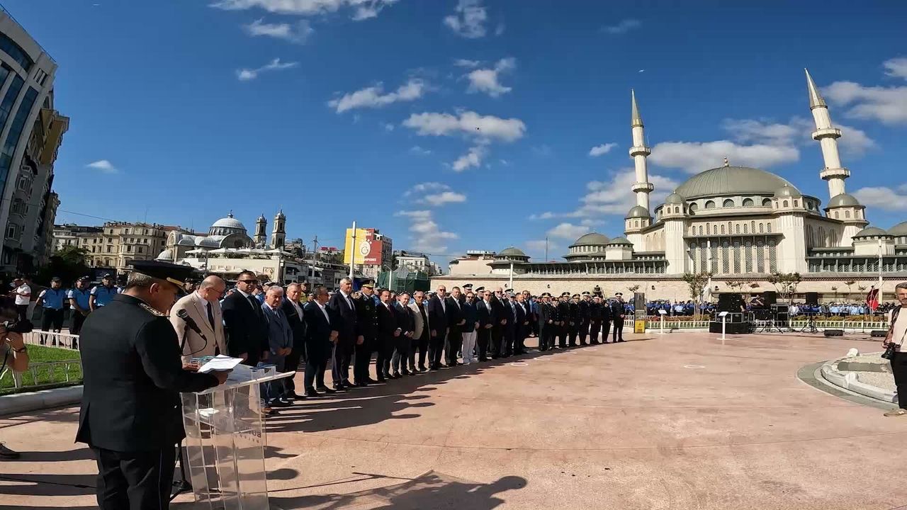 İBB Zabıtası'nın 200'üncü kuruluş yıl dönümü kutlamasında polisten şaşırtan müdahale... Zabıta müdürlerinin İstiklal'de karanfil dağıtımı engellendi