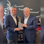 CHP'li Özkan yeni kitabını Özgür Özel'e hediye etti
