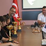 Kuşadası Belediyesi'nin minik sporcularından Başkan Vekili Demirtaş'a ziyaret