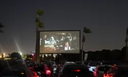 İzmir’de arabada film keyfi