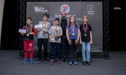 '2'nci Geleneksel TÜLOV Vakfı Kuşadası Satranç Turnuvası'nda dereceye girenler ödüllendirildi