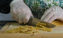 Ayvalıklı kadınların ürettiği erişteler, raflardaki yerini aldı