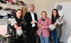 Beylikova Belediyesi'nden 8 Mart'a özel çiçek dağıtımı