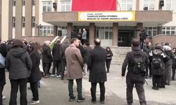 Bir öğrencinin saldırısıyla yaşamını yitiren öğretmen Fatma Nur Çelik için Çekmeköy'deki okulunda tören düzenlendi... Bakan Yardımcısı Yılmaz konuşurken 'Güvenlik yok' sloganı atıldı