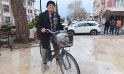 Burhaniye'de 81 yaşındaki Hüseyin Dede her yere bisikletle gidiyor