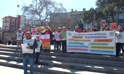 Burhaniye'de emekliler aylıkları için eylem yaptı: En düşük emekli aylığı işe başlayan memur maaşına eşitlenmeli