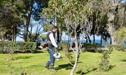 Burhaniye'de park ve yeşil alanlarda bahar temizliği