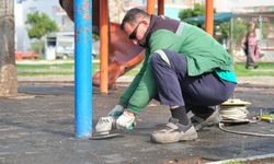 Ceyhan'da 27 parkta eş zamanlı yenileme çalışmaları devam ediyor