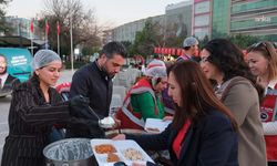 Ceyhanlılar, 15'inci kez Cumhuriyet Meydanı'nda birlikte iftar yaptı