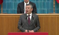 CHP Grup Toplantısı... Özgür Özel: 'Herkesle inatlaşılır; milletle inatlaşılmaz. Esenyurt, 'Ahmet Özer' diyorsa inatlaşmayacaksın'