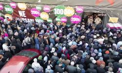 Çorum'da indirimli satış yapan mağazanın açılışında izdiham