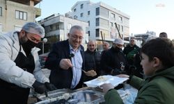 Edremit Belediyesi, ilçe sakinlerini mahallelerde kurduğu iftar sofralarında buluşturuyor