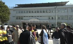 Eğitim Sen ve SES'ten DEÜ önünde açıklama: 'Barış Akademisyenlerinin iade kararları gecikmeksizin yerine getirilmelidir'