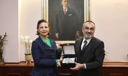 ELoGE ödülü, Eskişehir Büyükşehir Belediye Başkanı Ünlüce'ye makamında takdim edildi