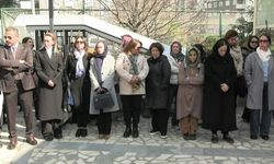 Fatma Nur Çelik ve kızını kadınlar uğurladı... Cenazenin taşınması sırasında 'Çocuk katilleri hesap verecek' sloganı atıldı