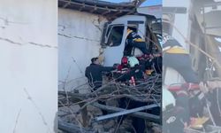 Freni patlayan kamyon eve girdi: Sürücü itfaiye ekiplerince kurtarıldı