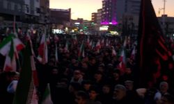 İran'ın Dini Lideri Hamaney öldürüldü... Tahran başta olmak üzere birçok kentte halk camilerde ve üniversite kampüslerinde toplanıyor