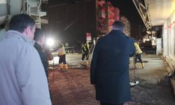 İzmir Büyükşehir Belediye Başkanı Tugay yol emekçileriyle gece mesaisinde buluştu