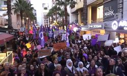 İzmir'de Feminist Gece Yürüyüşü: 'Gericilik kadınların hayatına karışıyor. Gericiliğe teslim olmayacağız, hayatlarımızdan elinizi çekin'