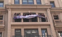 Kadınlar, İstanbul Barosu binasına 'Yaşasın 8 Mart' yazılı pankart astı