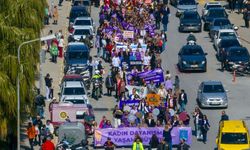 Kuşadası Belediyesi Kadınca Oluşumu'ndan 8 Mart yürüyüşü