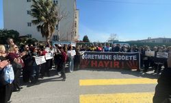 Kuşadası'nda eğitimciler, bir veli tarafından fiziki şiddete uğrayan öğretmen için bir araya geldi