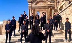 Mardin'in tarihi sokaklarında İstiklal Marşı oratoryosu sahnelendi