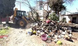 Mersin Mezitli'de bir evden 4 kamyon çöp çıktı