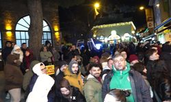 Osmangazi Belediye Başkanı Aydın, Abdal Meydanı'nda vatandaşlarla sahur yaptı