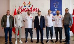 Plaj Futbolu Milli Takımı'ndan Kuşadası Belediye Başkanı Günel'e ziyaret