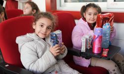 Seferihisar'da minik öğrencilerden 'Paylaşılan Bir Oyuncak, Büyüyen Bir Gülüş' kampanyasına destek