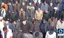 Tahran'da halk, öldürülen Dini lider Hamaney için cuma namazında bir araya geldi