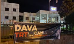 Trabzon'da CHP'li gençlerden TRT önüne 'Duruşmayı Canlı Yayınla' pankartı