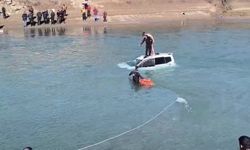 Tunceli'de sürücüsünün kontrolünü kaybettiği araç nehre düştü, yoldan geçen vatandaş camı kırarak sürücüyü kurtardı