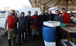 Yunusemre Belediye Başkanı Balaban, Muradiye Pazar Yeri'nde vatandaşları dinledi