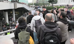 19 Mart sürecinde Cevahir AVM önünde açıklama yapmak isterken gözaltına alınıp haklarında dava açılan 125 kişinin duruşması 6 ay sonraya ertelendi, avukatlar tepki gösterdi