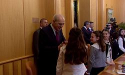 23 Nisan Ulusal Egemenlik ve Çocuk Bayramı kutlanıyor.... Kurtulmuş, makamını temsili olarak 6. sınıf öğrencisine devretti