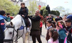 Adalar Belediye Başkanı Akpolat'tan 23 Nisan sürprizi: Çocuk Şenliği'ne at sırtında geldi