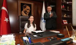 Adana Büyükşehir Belediye Başkanlığı koltuğuna oturan Zeynep'ten anlamlı mesaj