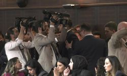 AK Parti grup toplantısında slogan atan partililer ile gazeteciler arasında gerilim