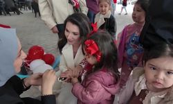 Akhisar'da çocuk doktoru Saka'dan 23 Nisan Ulusal Egemenlik ve Çocuk Bayramı etkinliği: Çocuklarımızın kalbine umut ekmezsek, o boşluğu başka şeyler doldurur