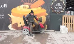 Aksaraylı 60 yaşındaki yüzde 80 engelli simitçi yeni yer talep ediyor: 'Araba sabit durmuyor. Burada perişan oluyorum'