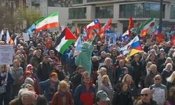 Almanya'da savaşa ve nükleer silahlanmaya karşı yürüyüşler düzenlendi