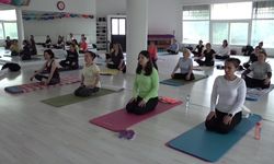 Bornova'da kadınlar yogayla güçleniyor