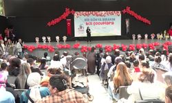 Bornova'da miniklerin 23 Nisan coşkusu sahneye taşındı