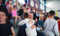 Buca'da 23 Nisan coşkusu: 'Yüzme Şenliği'nde çocuklar madalya için yarıştı